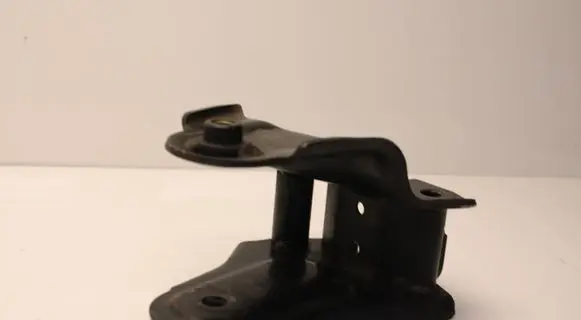 Chevrolet Captiva Engine mounting bracket