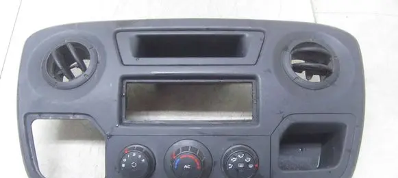 Renault Master III Dashboard center trim panel 682600025R