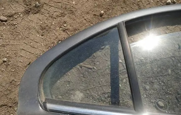 Rear vent window glass