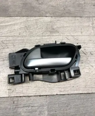 Peugeot 208 Front door interior handle 965555