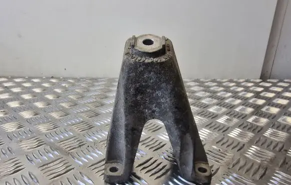 Audi A8 S8 D3 4E Engine mounting bracket 4E0199307BH
