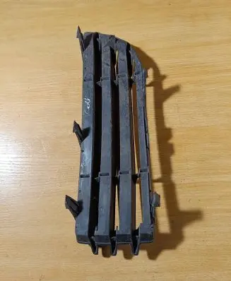 Mitsubishi Colt Front bumper lower grill MN105194