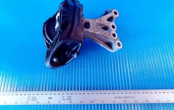 Peugeot 208 Engine mount bracket 967678058 9676780860