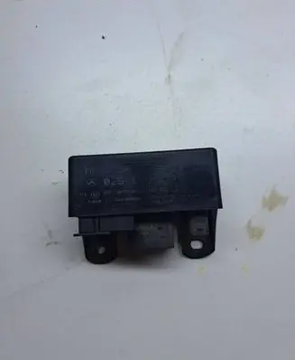 Mercedes-Benz C W202 Glow plug pre-heat relay 899075000