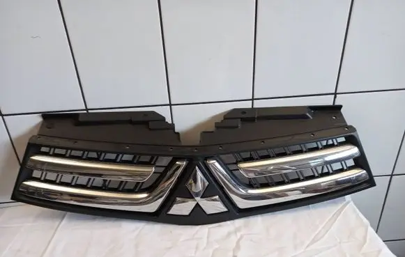 Mitsubishi Pajero Sport II Front bumper upper radiator grill 7450A870