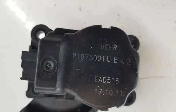 Citroen DS5 Air flap motor/actuator P1975001UB42 P1975001