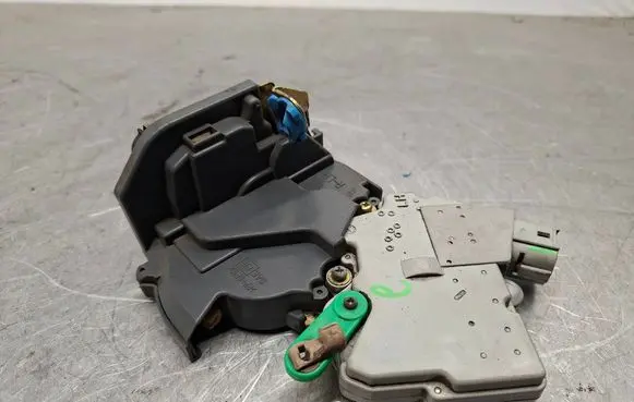 Nissan X-Trail T30 Rear door lock NH11A14 825538H71