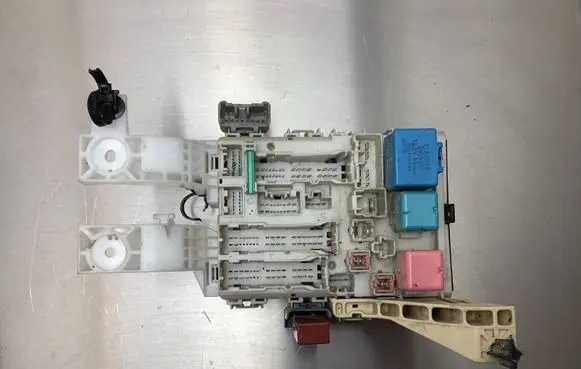 Toyota Yaris Fuse module 8273052321 9619 8C171239