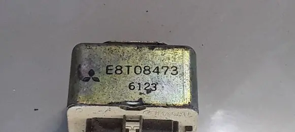 Mitsubishi Carisma Other relay E8T08473 6123