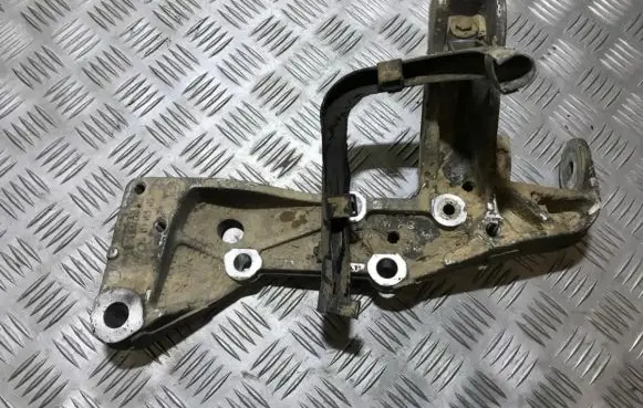 Engine mounting bracket