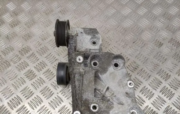 Opel Insignia A Generator/alternator bracket 55582510