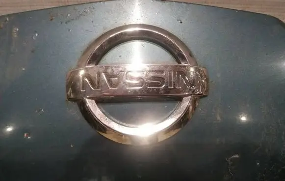 Nissan Primera Manufacturer badge logo/emblem 