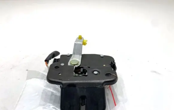 Nissan Versa Tailgate exterior lock