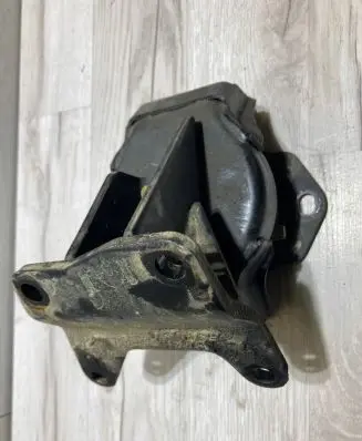 Mitsubishi Pajero Engine mounting bracket AV68827
