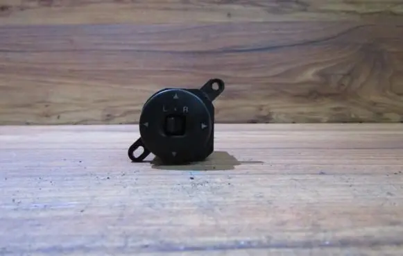 Wing mirror switch
