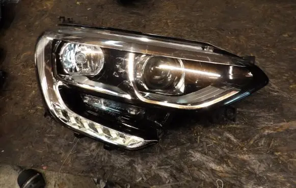 Renault Megane IV Headlight/headlamp 260102555R