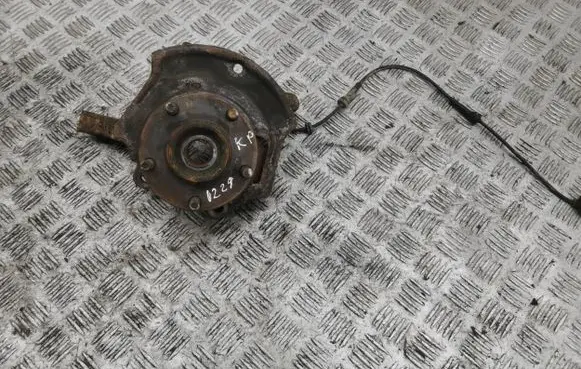 Nissan X-Trail T30 Front wheel hub