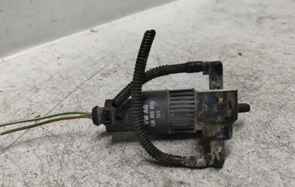 Volkswagen Golf IV Windscreen/windshield washer pump 1J6955651