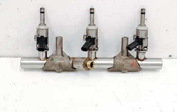 Audi Q7 4M Fuel main line pipe 06E130090AJ