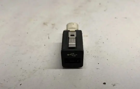 BMW X5 E70 USB socket connector 9167196 61319167196