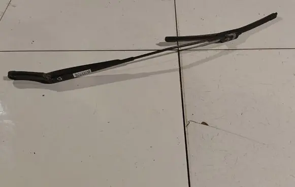 Volkswagen Cross Polo Front wiper blade arm 