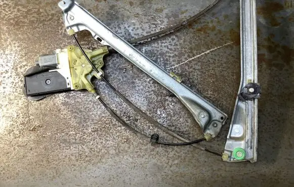 Renault Laguna III Front door window regulator motor 0130822330 00601699G9 0060139999