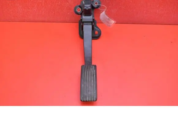 Accelerator throttle pedal