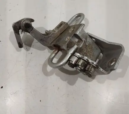 Volkswagen Golf IV Front door lower hinge 4B0831412B