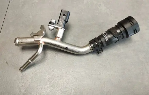 Volkswagen Tiguan Engine coolant pipe/hose 05L121050C 03F919501B