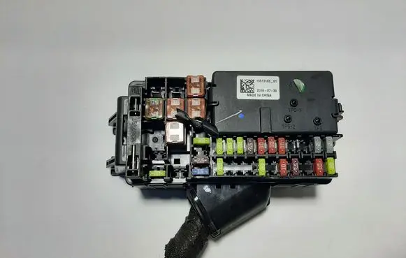 Opel Astra K Fuse module 15513165
