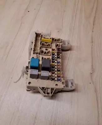 Toyota Corolla Verso AR10 Fuse module 892210F030 4060479346 04020616120302