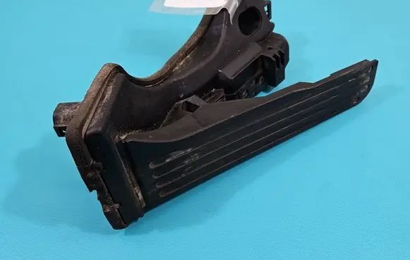 Accelerator throttle pedal