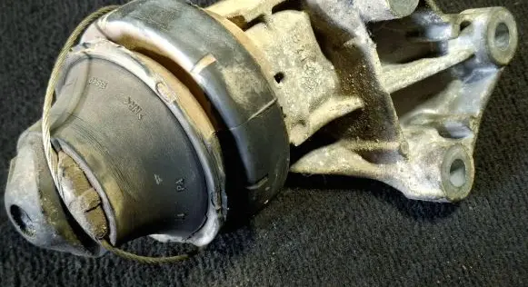 Volvo S80 Engine mount bracket