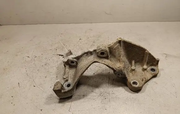 Nissan Qashqai Engine mounting bracket 147177968R