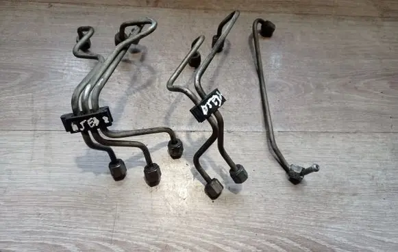 Volvo V70 Fuel injector supply line/pipe 