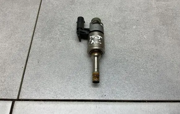 Volkswagen Golf VII Fuel injector 04E906036E