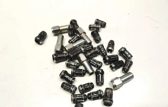 Ford Mustang VI Anti-theft wheel nuts and lock 