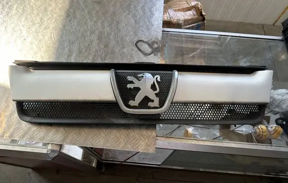 Peugeot Boxer Front bumper upper radiator grill 1304703070