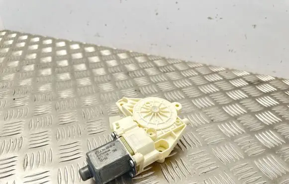 Mercedes-Benz C W204 Front door window regulator motor 0130822502