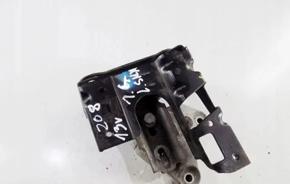 Peugeot 208 Engine mount bracket