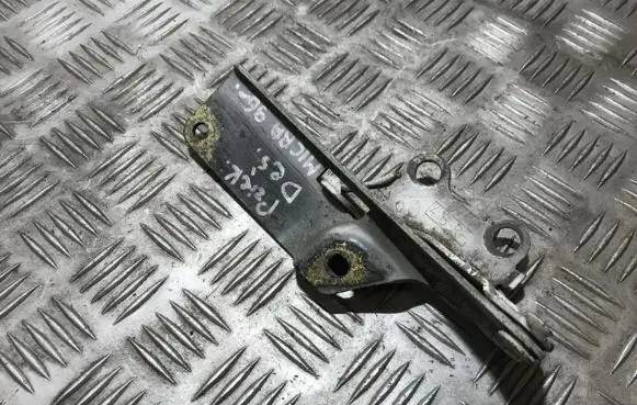 Engine bonnet/hood hinges