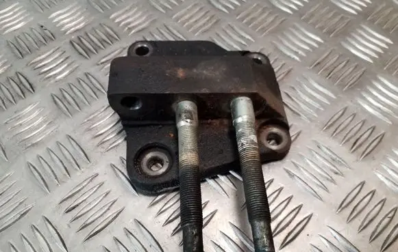 Honda FR-V Engine mounting bracket