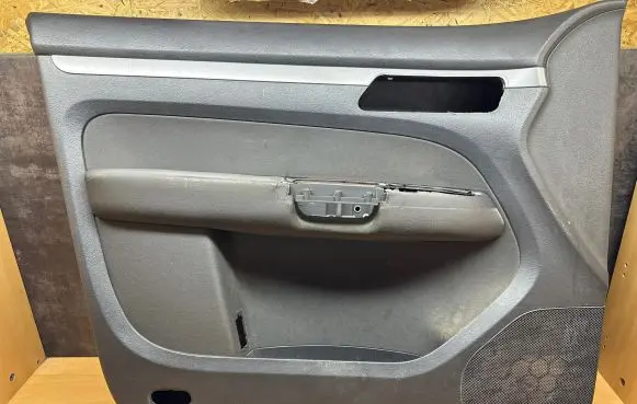 Volkswagen Touran I Front door card panel trim