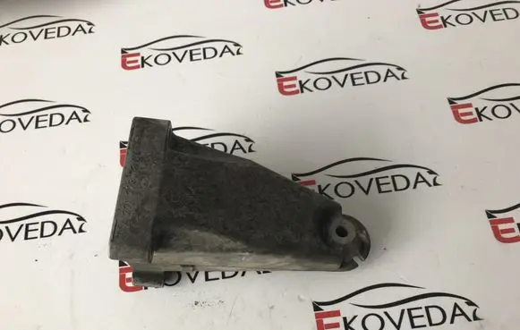 Mercedes-Benz C W204 Engine mounting bracket A2712231804