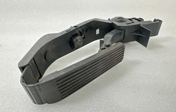 Mercedes-Benz CLK A209 C209 Accelerator throttle pedal A2033000104