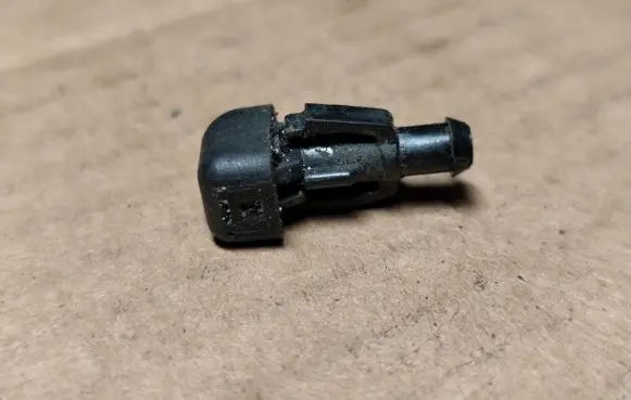 Windshield washer spray nozzle