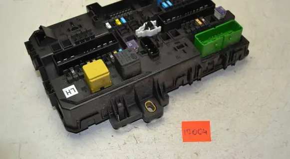Opel Zafira B Fuse module 13268286 5DK00866924