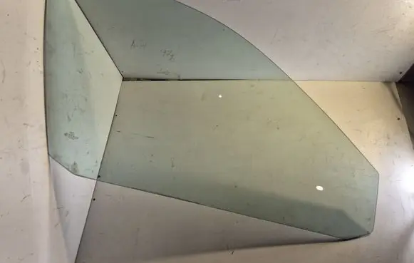 Audi A4 S4 B5 8D Front door window glass four-door 43R001193