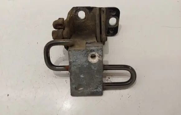 Volkswagen PASSAT B6 Rear door lower hinge 3C9833411A
