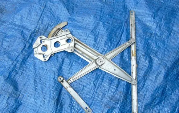 Suzuki Ignis Front window lifting mechanism without motor